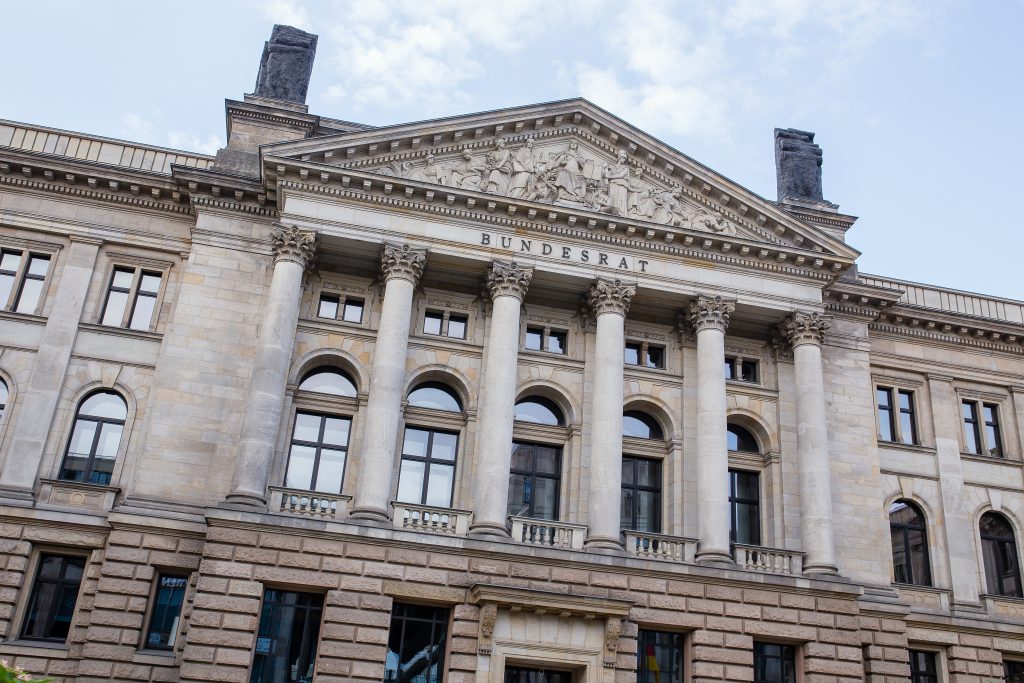 Sparschwein und symbolisch angedeutete Senioren